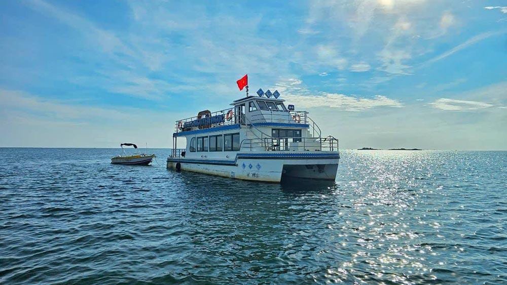 Bạn mất khoảng 10-15 phút đi thuyền, cano để đến với đảo Hòn Én.